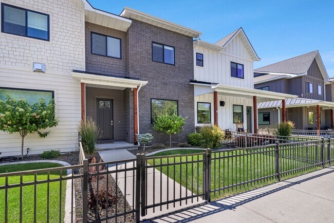 Building Photo - Downtown Townhouse