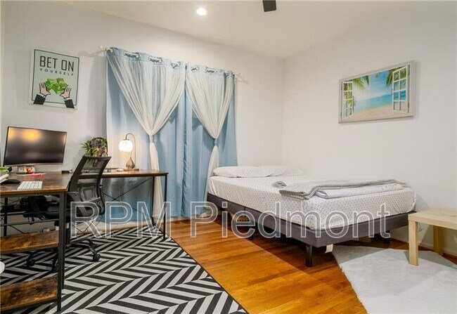 Building Photo - 220 Renaissance Pkwy NE