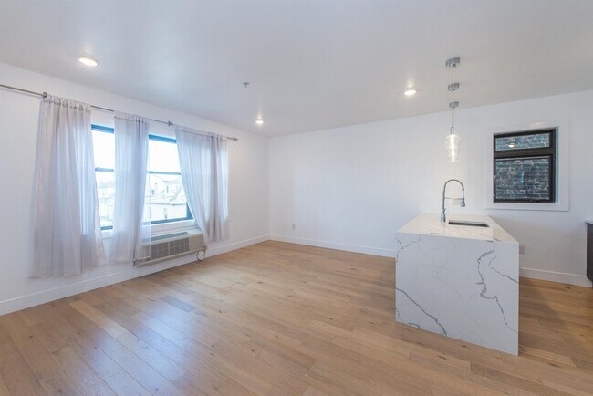 Building Photo - 7505 Park Ave