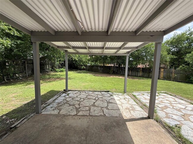 Building Photo - 1109 Village Green Dr