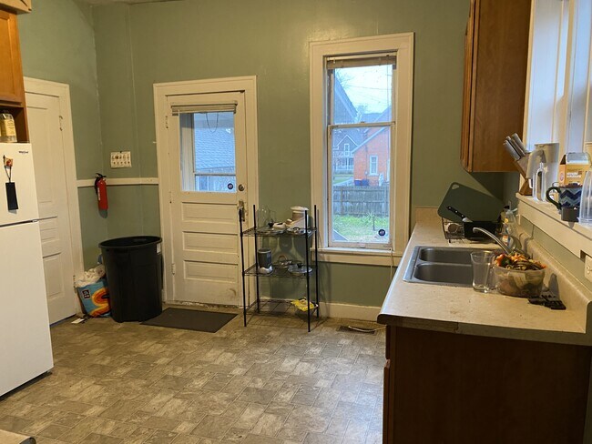 Building Photo - 11 W 14th St