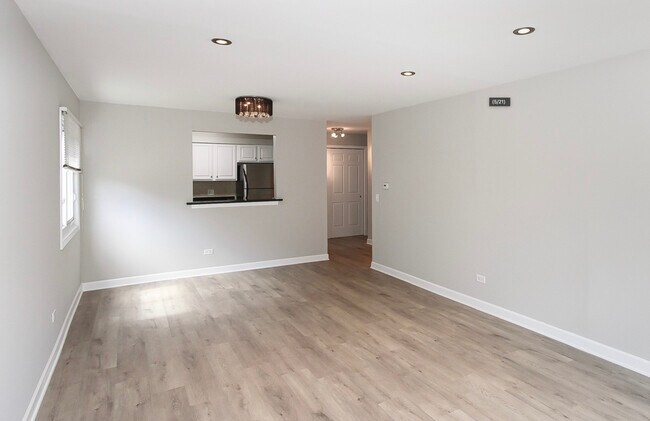 Building Photo - 677 S River Rd