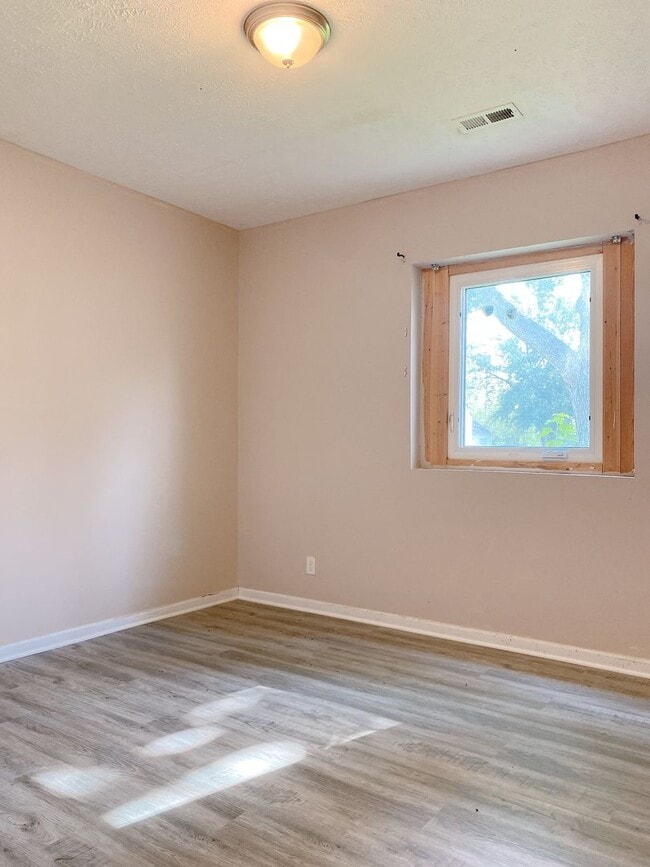 Building Photo - Stunning 5 bedroom, 2 bathroom house!