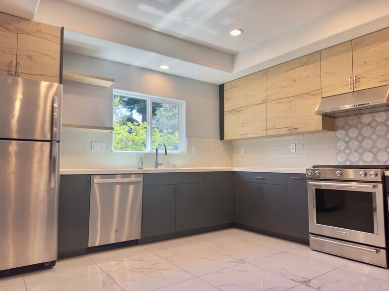 Building Photo - 914 Everett Ave