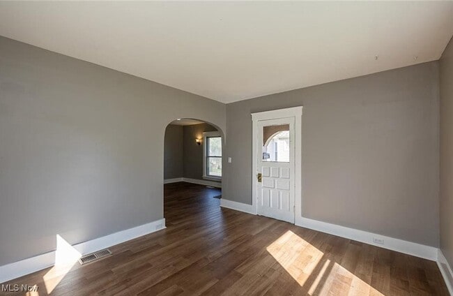 Building Photo - 353 S Maple St