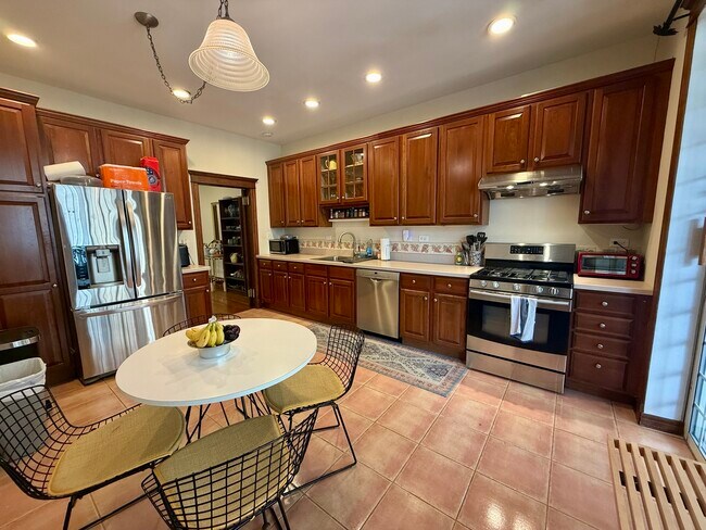 Building Photo - 448 W Wrightwood Ave