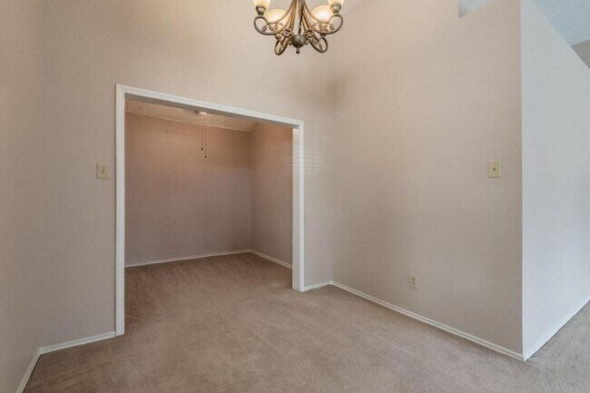 Building Photo - 10418 N Pagewick