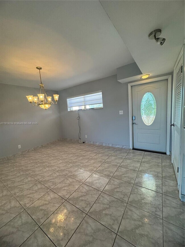 Building Photo - 9811 N Hollybrook Lake Dr