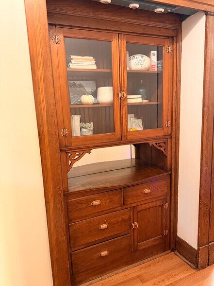 Building Photo - 1037 N Damen Ave