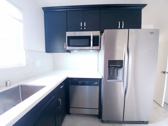 Building Photo - Lovely top floor condo unit; 2 bed/ 2 bath