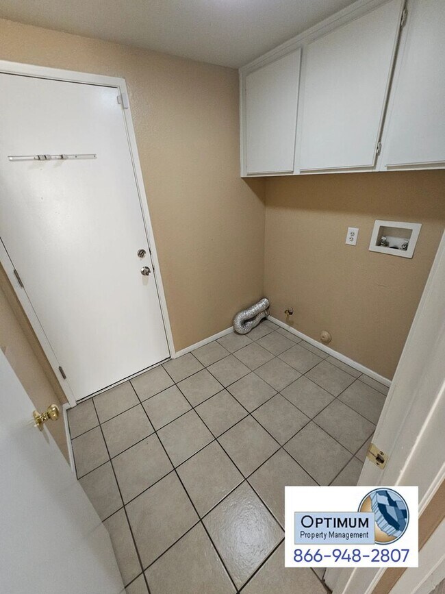 Building Photo - Spacious 6 bedroom , 3 bathroom home with downstairs bedroom and bath