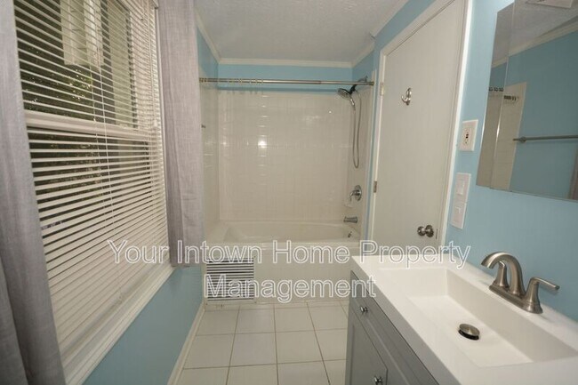 Building Photo - 1222 Crestwood Dr SE