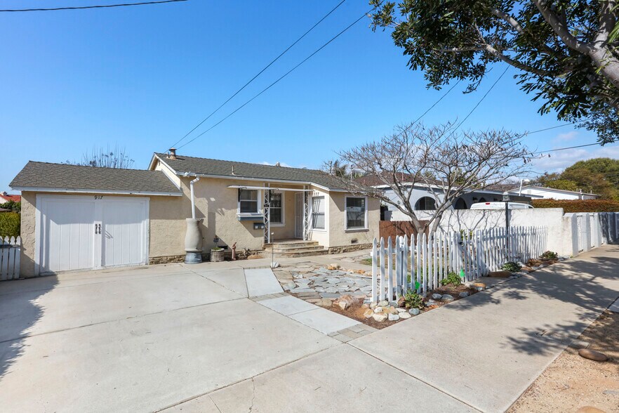 Front - 917 E 28th St