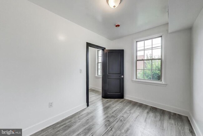 Building Photo - 3918 10th St NE