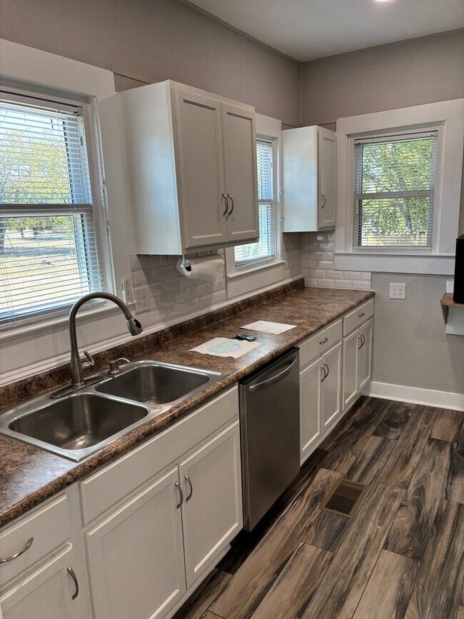 Building Photo - 3 Bedroom 1 Bathroom Downtown Georgetown Home