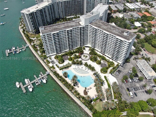 Building Photo - 1500 Bay Dr E