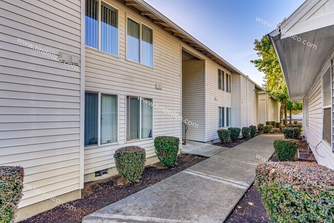 Building Photo - $500 OFF 2ND MONTH RENT** Spacious Pet-Friendly Top-Floor Unit w/ Parking Included!