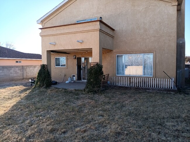 Building Photo - Spacious 2 Bedroom 3 Bathroom!! Pictures a...