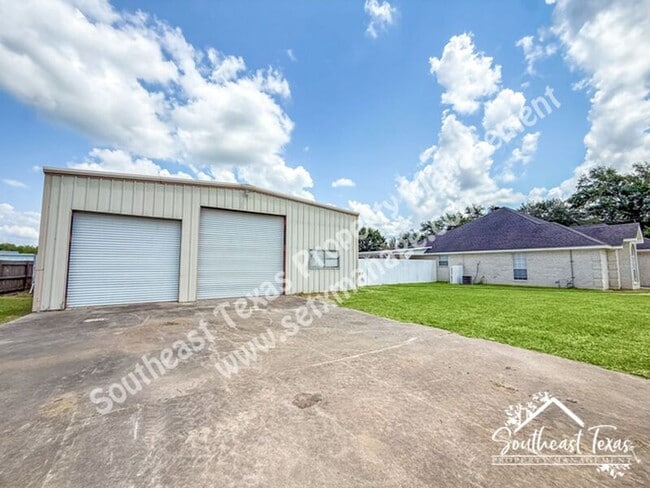 Building Photo - 7912 South Dr
