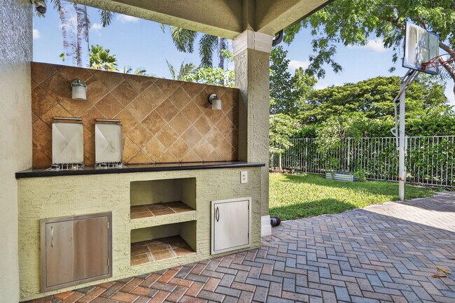 Building Photo - 9479 Sedgewood Dr