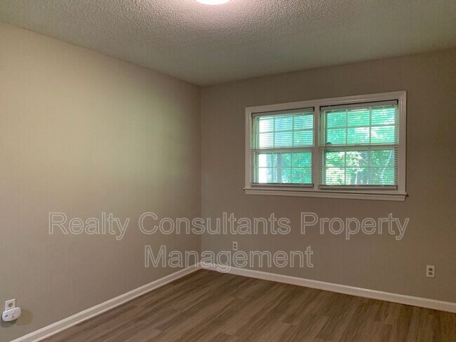 Building Photo - 1101 Robinhood Rd