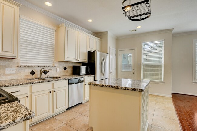 Building Photo - 10046 Hillside Bayou Dr