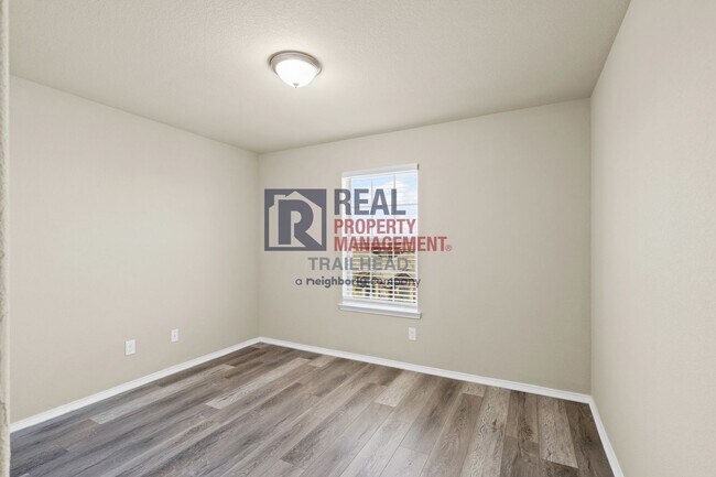 Building Photo - Modern 4-Bed Home in Prime Location