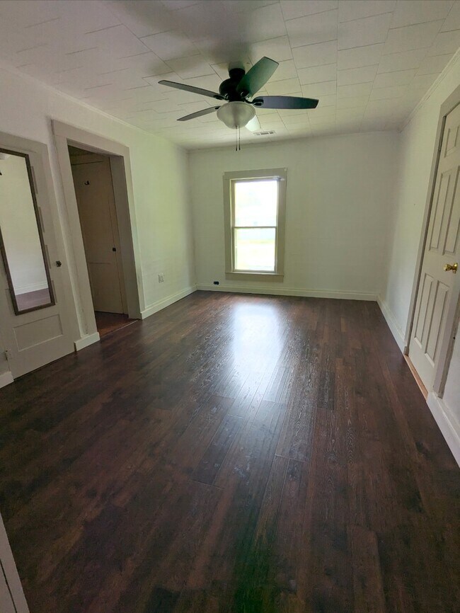 Building Photo - 210 Tatertown Rd