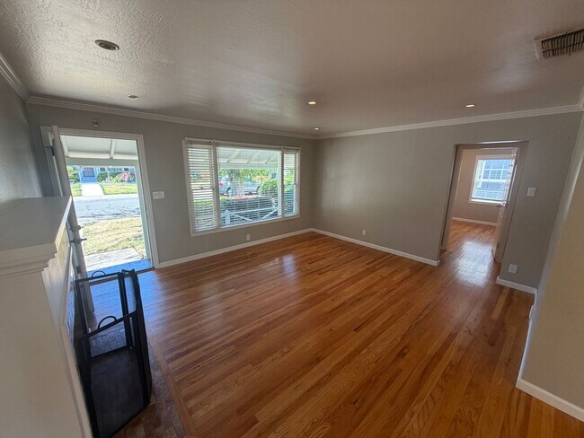 Building Photo - 2 Bedroom | 1 Bathroom | Single family in East Sacramento