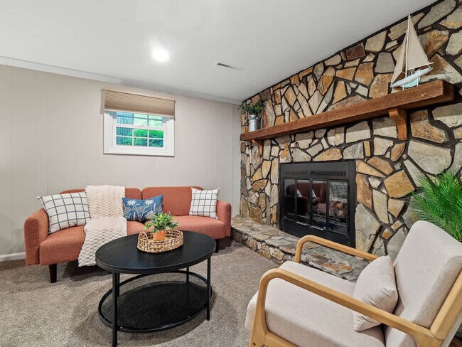 Building Photo - 5012 Hollyview Dr