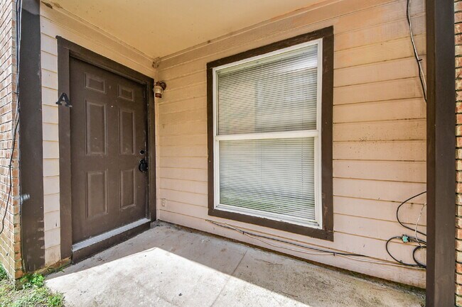 Building Photo - No Carpet. Private Yard. Extra Storage. What More Could You Ask For?