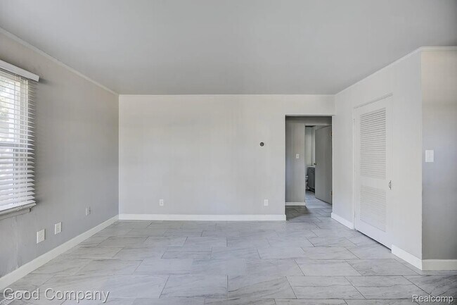 Building Photo - 10631 Saratoga St