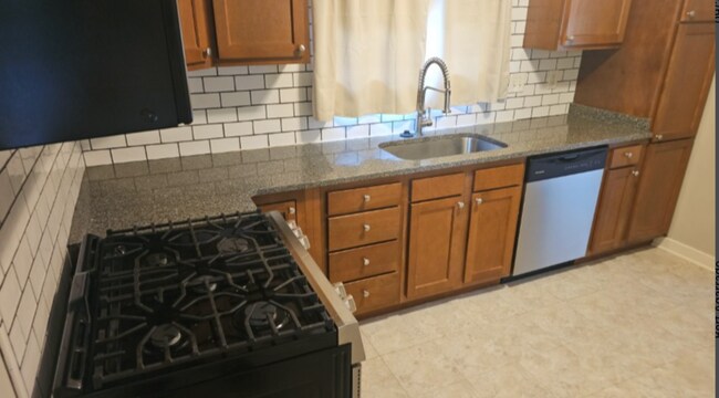 Building Photo - START BOOKING YOUR SHOWING!! MOVE IN READY...
