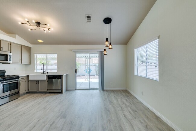 Building Photo - Fully upgraded 3 bedroom house on large lo...