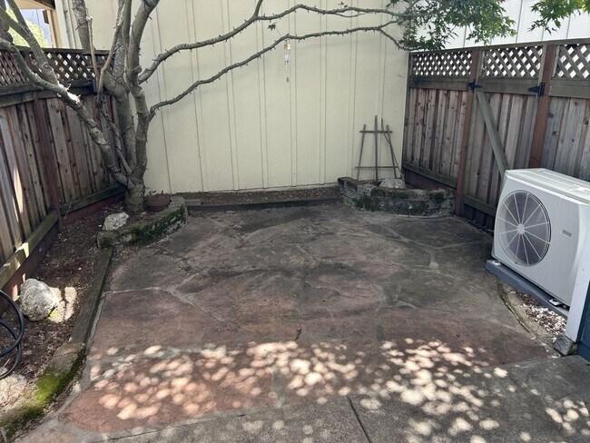 Building Photo - Beautiful East Petaluma 3 Bedroom, 2.5 Bath Home