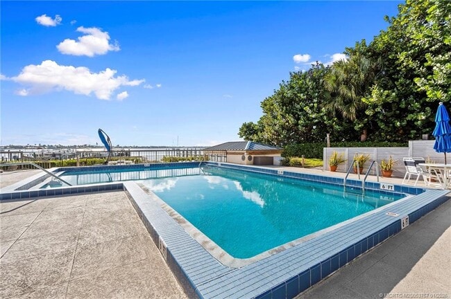 Building Photo - 625 NW North River Dr