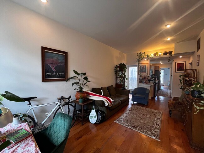 Building Photo - Bright and spacious one bedroom unit in a ...