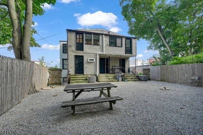 Building Photo - 38 Morris St