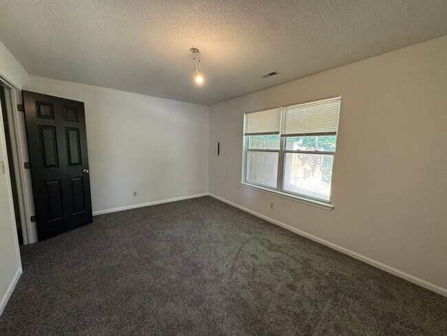 Building Photo - 5141-5143-5143 Louisville Ct
