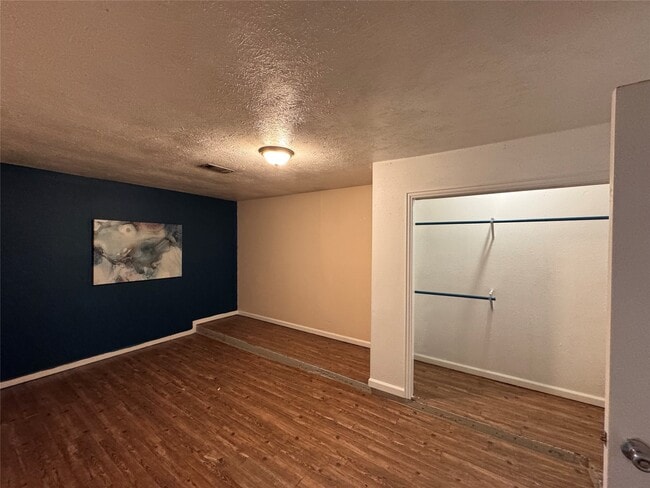 Building Photo - 2827 Parkwood Manor Dr