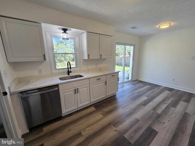 Building Photo - 254 Princeton St