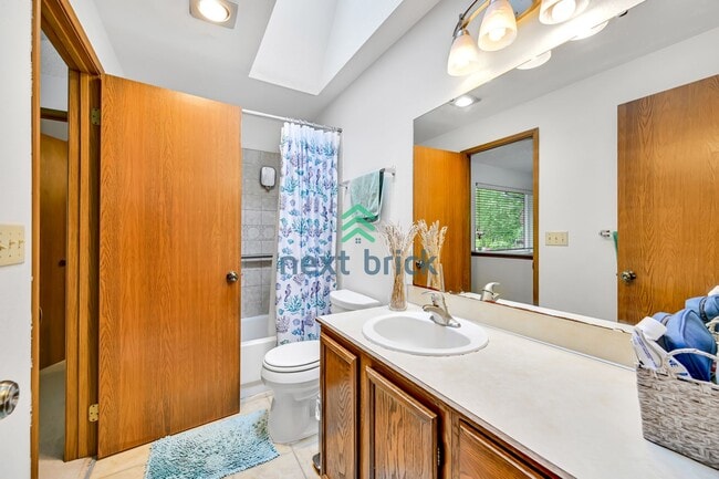 Building Photo - 3 BED & 1.5 BATH FOR RENT