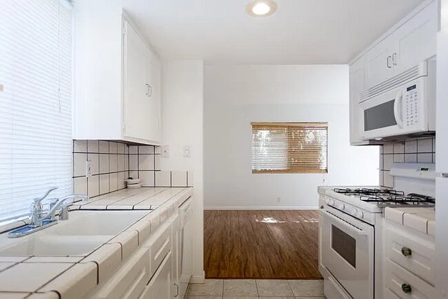 Building Photo - 539 Venice Way