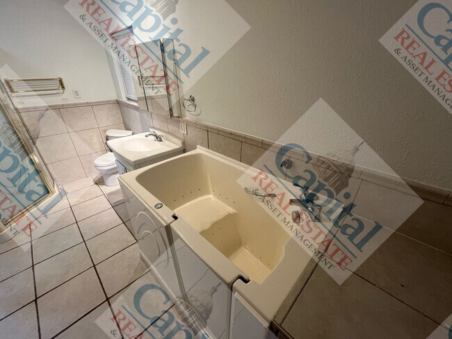 Building Photo - Spacious 2 Bedroom W/ Bonus Room