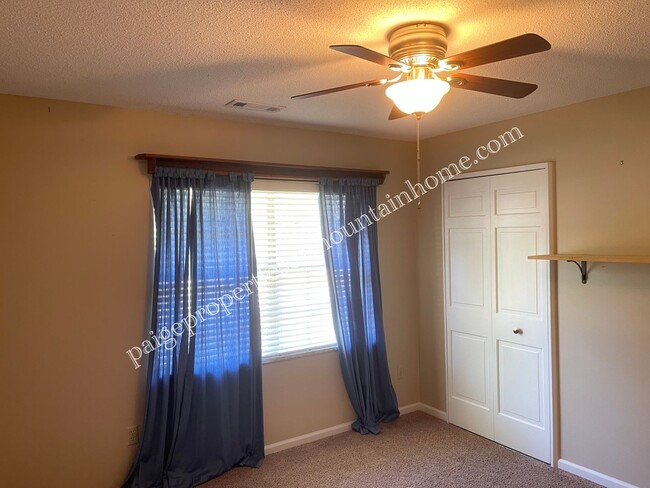 Building Photo - RANCH STYLE HOME