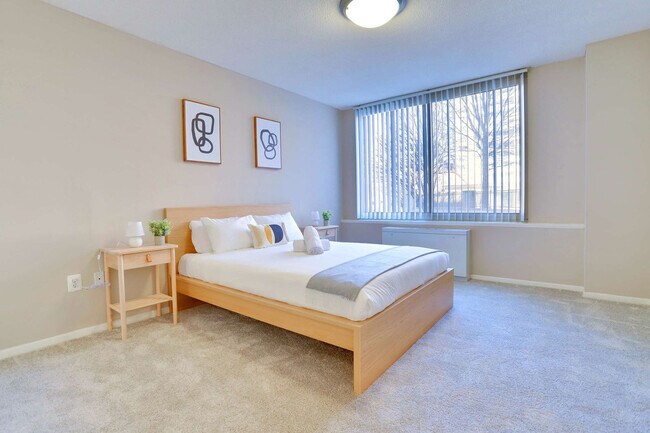 Building Photo - 1600 S Eads St