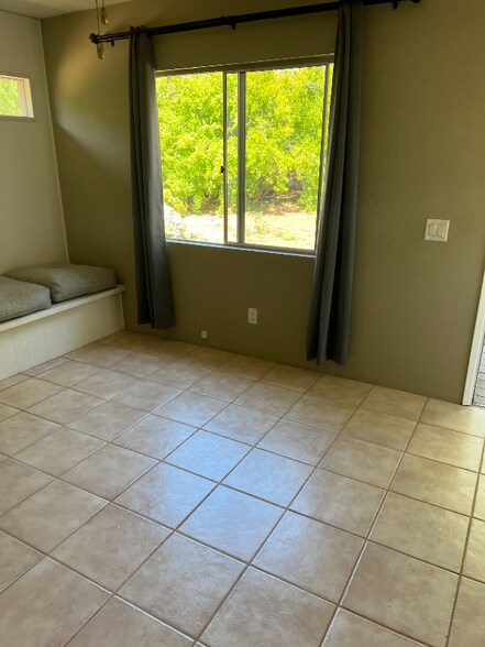 Building Photo - 2134 Valley View Blvd