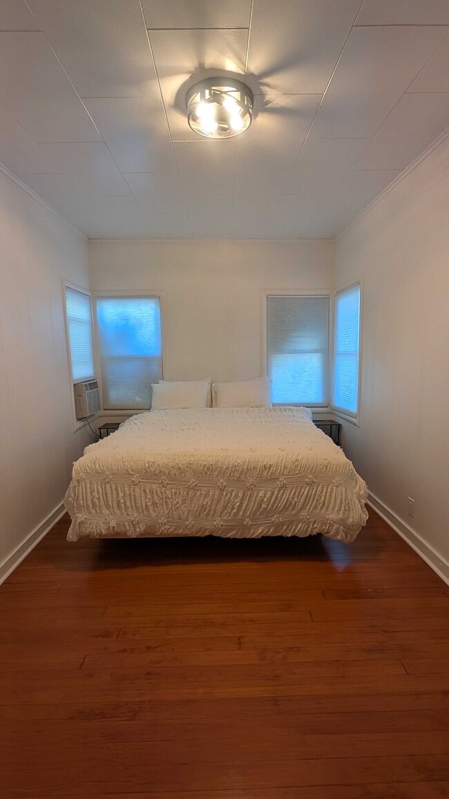 Building Photo - 405 N Cloverdale Blvd