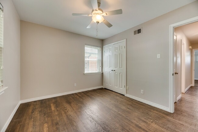 Building Photo - Gorgeous 2 Bed, 2 Bath Lochwood Home!