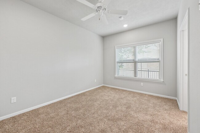 Building Photo - 1326 Prairie Dr
